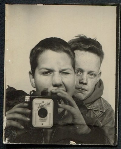 photoboothKidsWithCamera