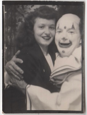 photoboothClownAndWomanNotMine04