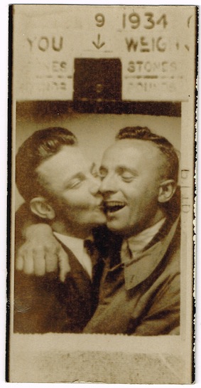 photoboothLovelyMenPhotoWeigh02