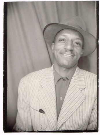 photoboothHandsomeSmilingDude